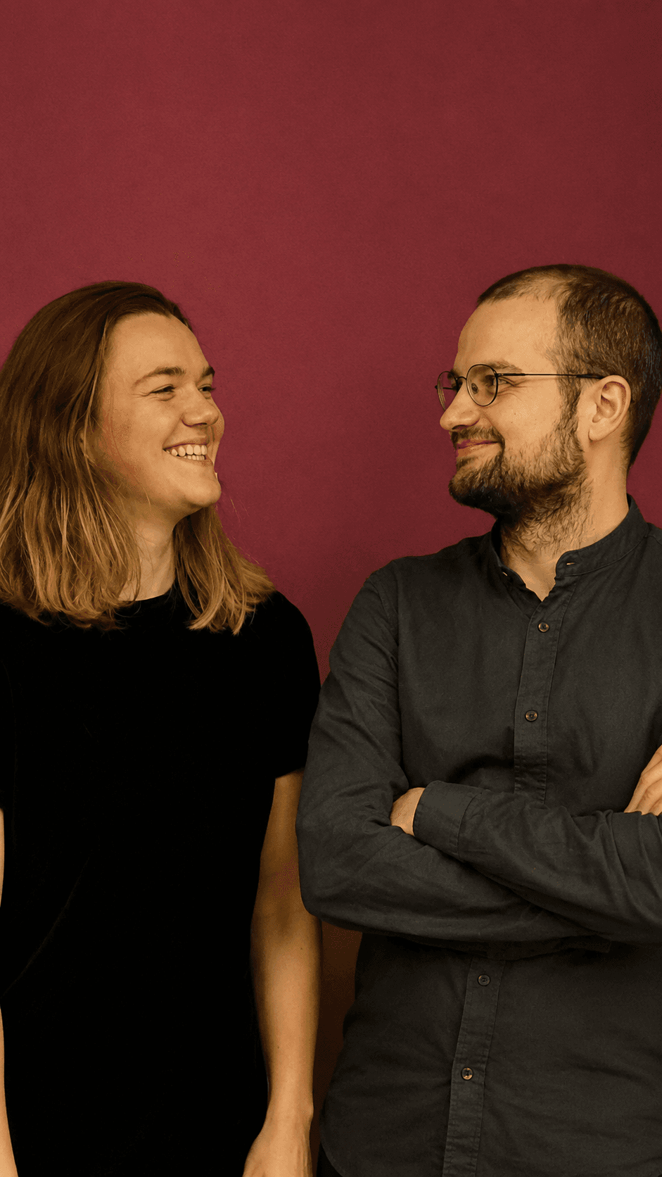 Annika Spegg und Robert Rülke lachend, Hero-Aufnahme des Duo Zwischen